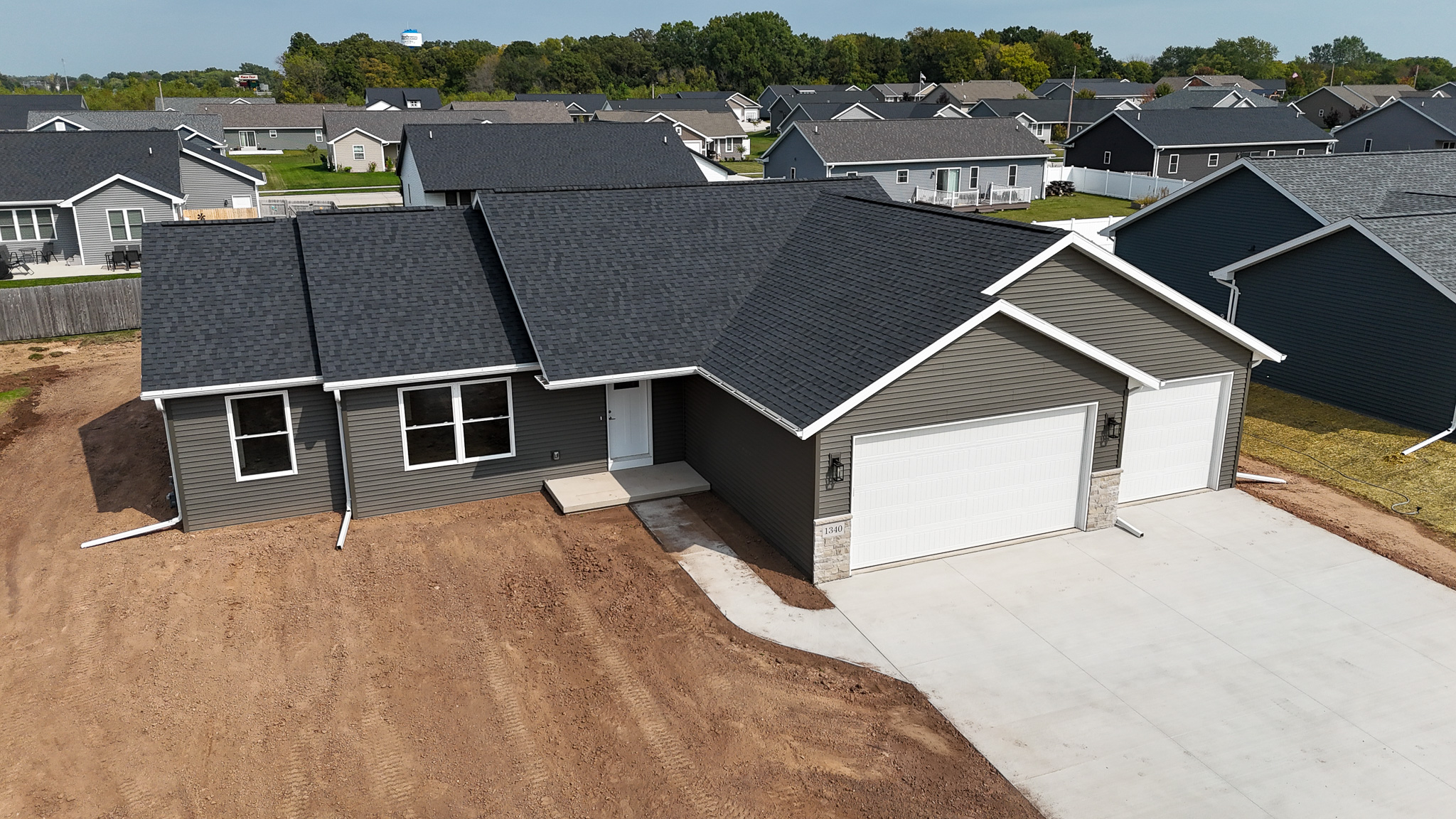 1340 Bens Way, Kaukauna home - view 2