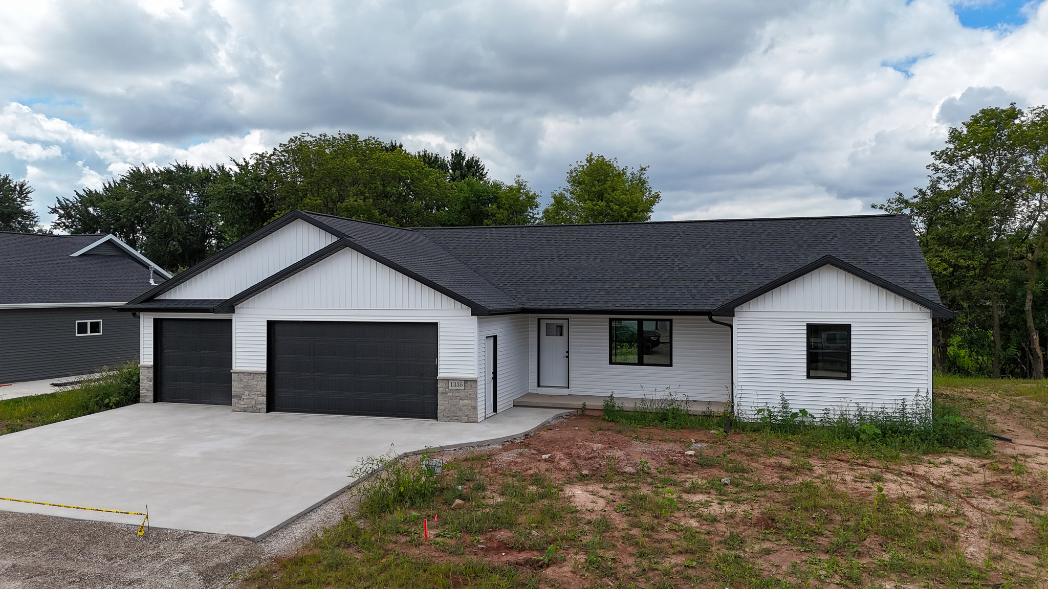 1335 Bens Way, Kaukauna home - view 2